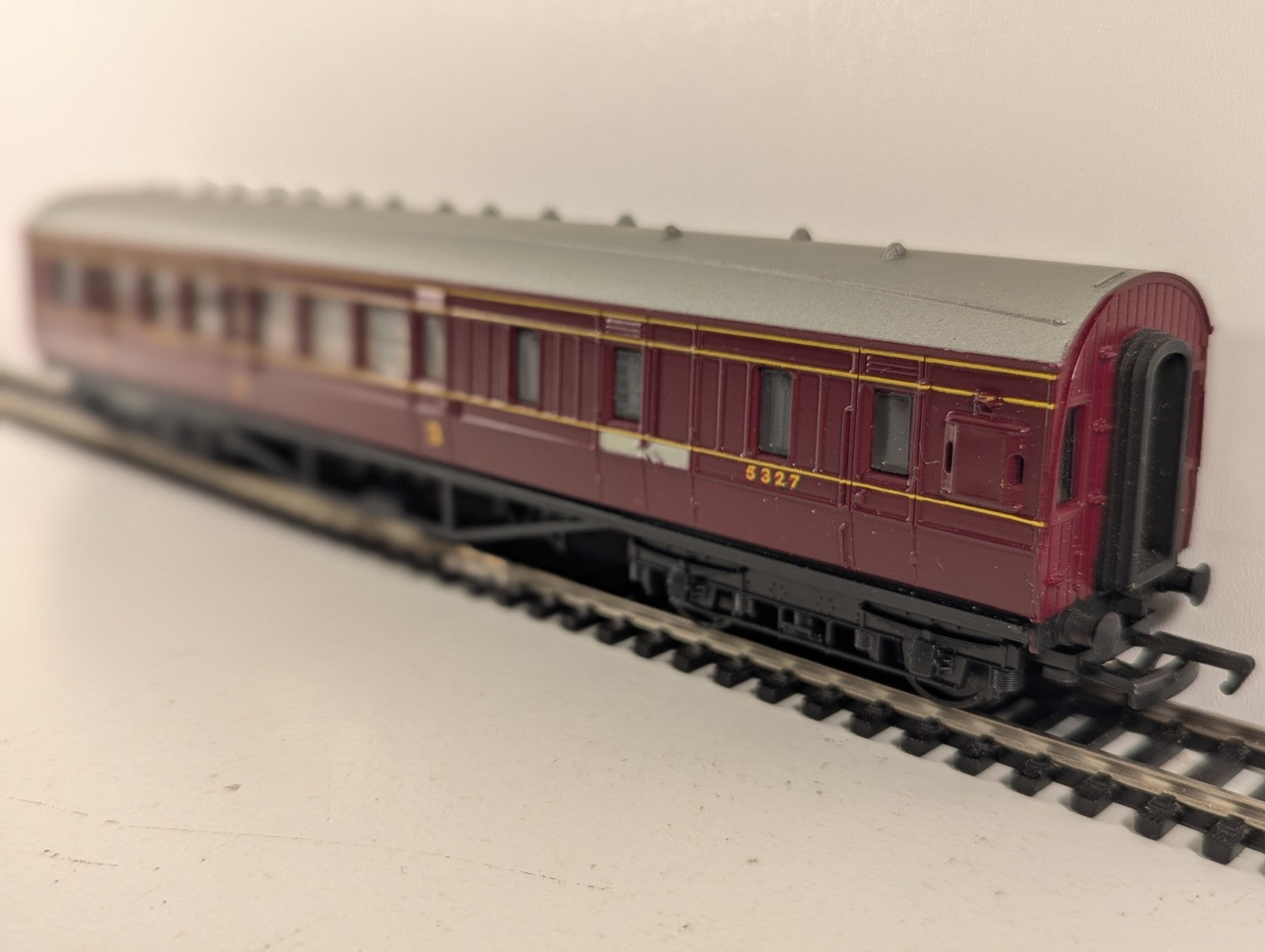 Mainline 37110 OO Gauge LMS 57ft Brake Third Coach No. 5327 Maroon