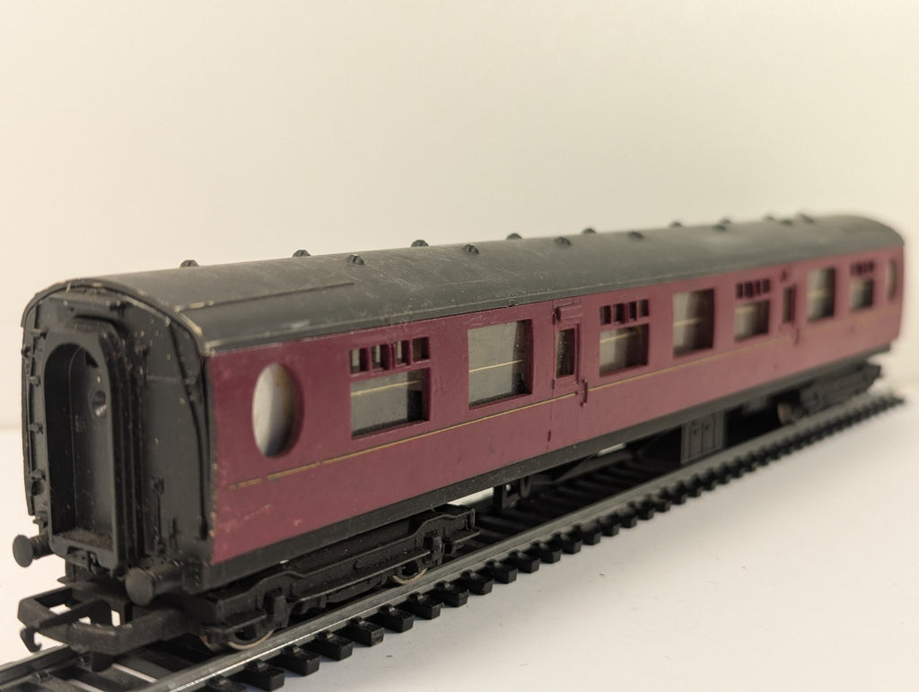 Tri-ang OO Gauge LMS Red Composite Corridor Coach