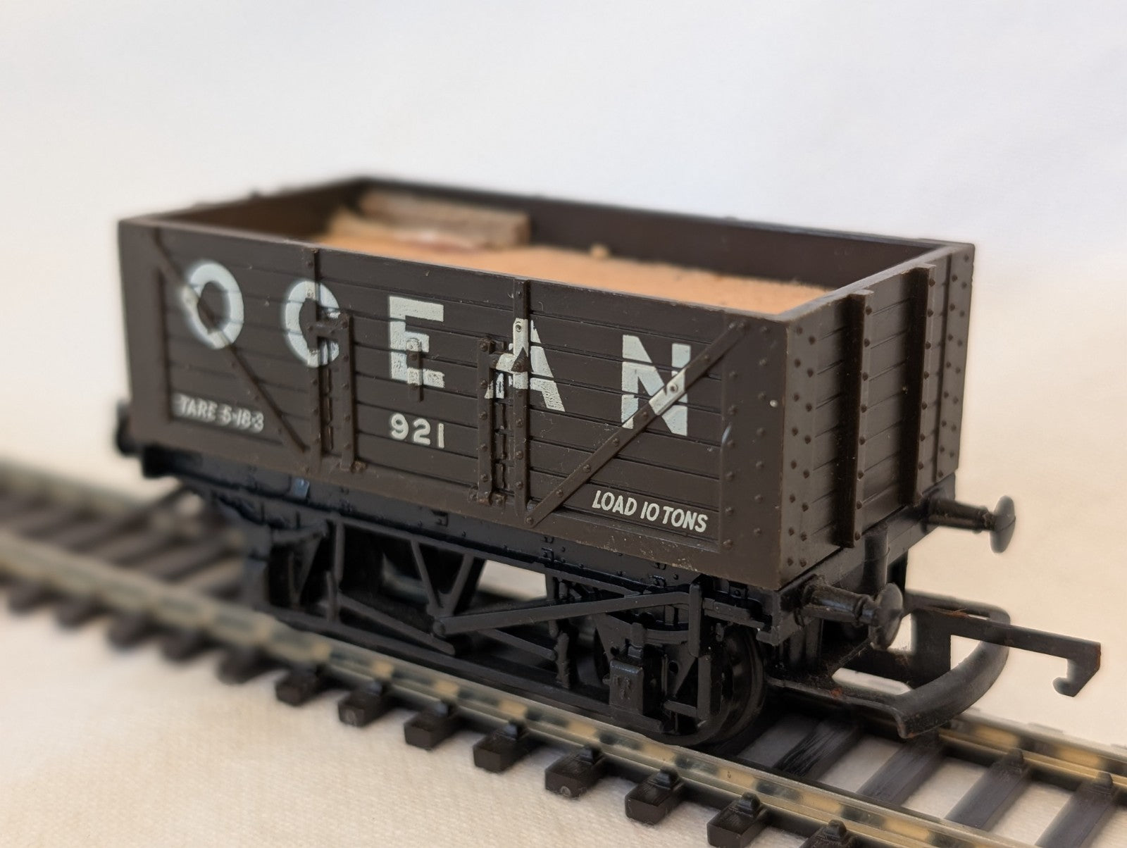 Hornby R020 7 Plank Wagon Goods Wagon 921 Ocean Brown
