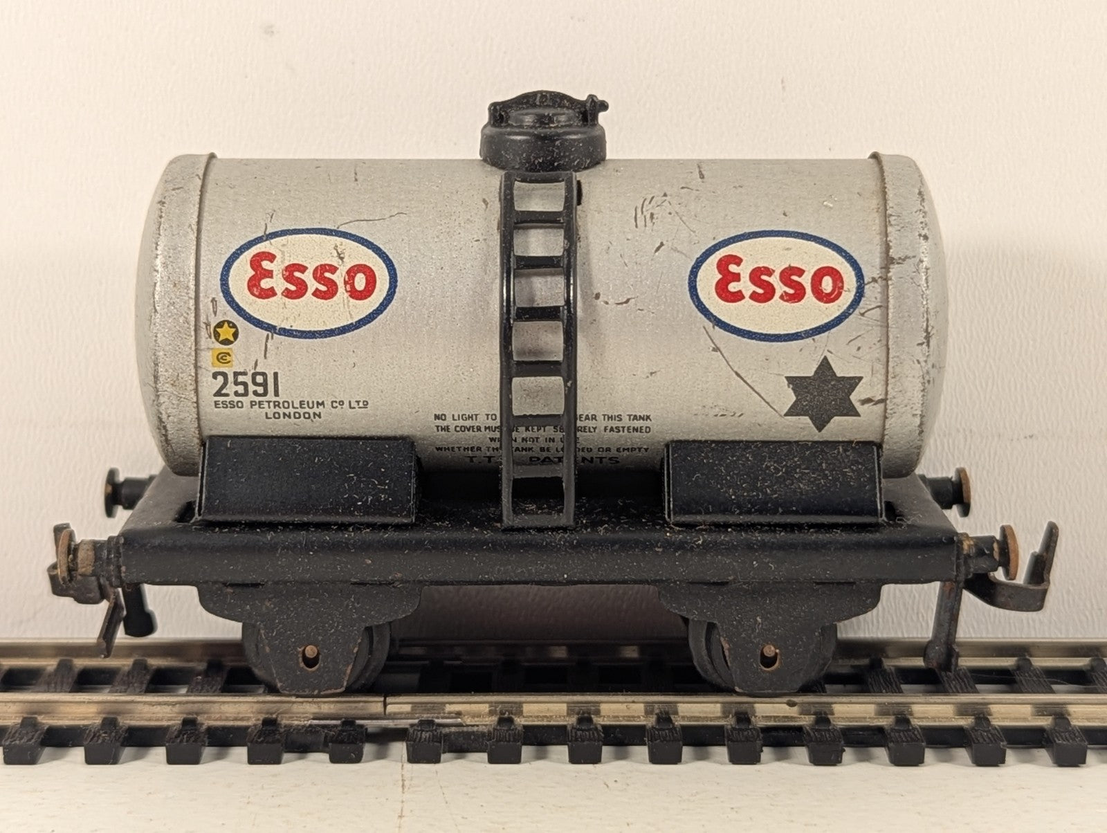 Hornby Dublo OO Gauge D1 Esso Petrol Tank Wagon 2591 Esso Silver