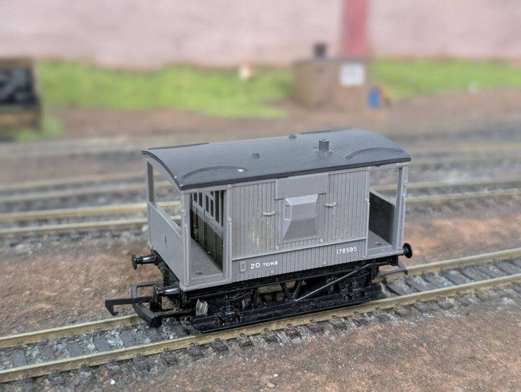 Hornby R215 Brake 20T short brake van in NE grey 178595
