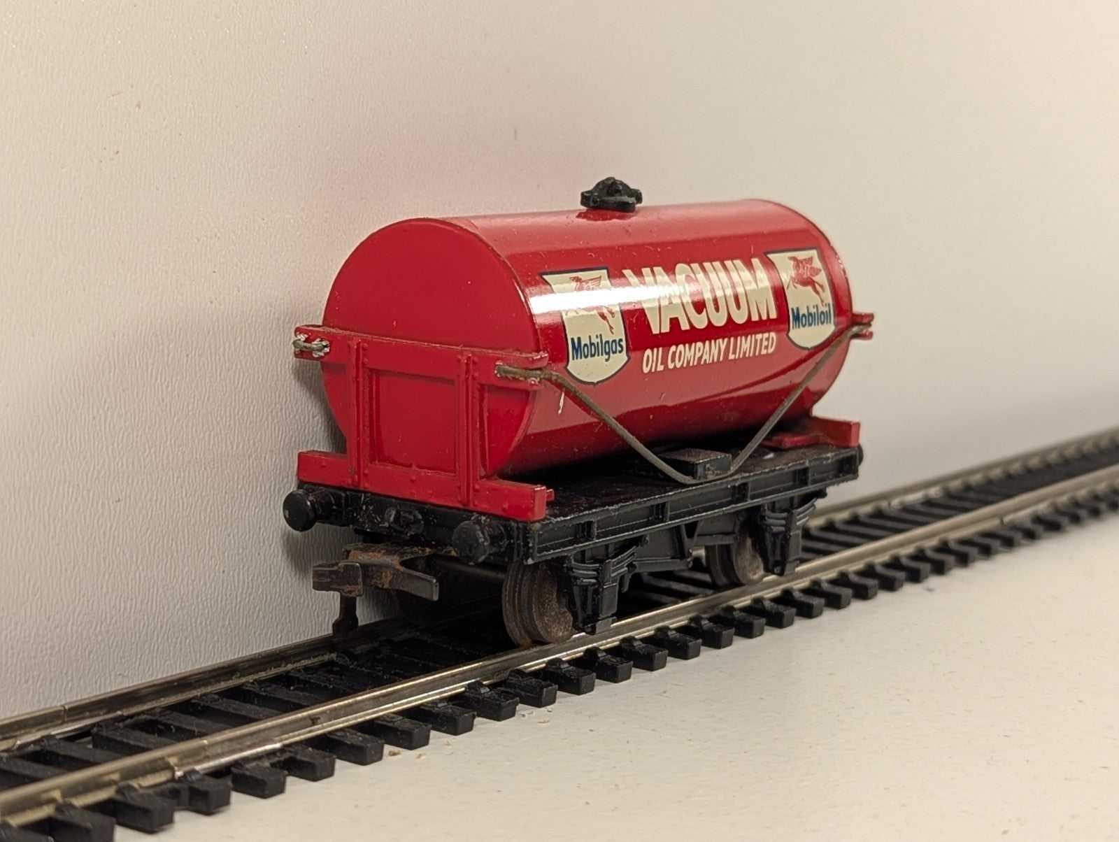 Hornby Dublo 32083 OO Gauge D1 Vacuum Oil Co Ltd Tank Wagon - Boxed