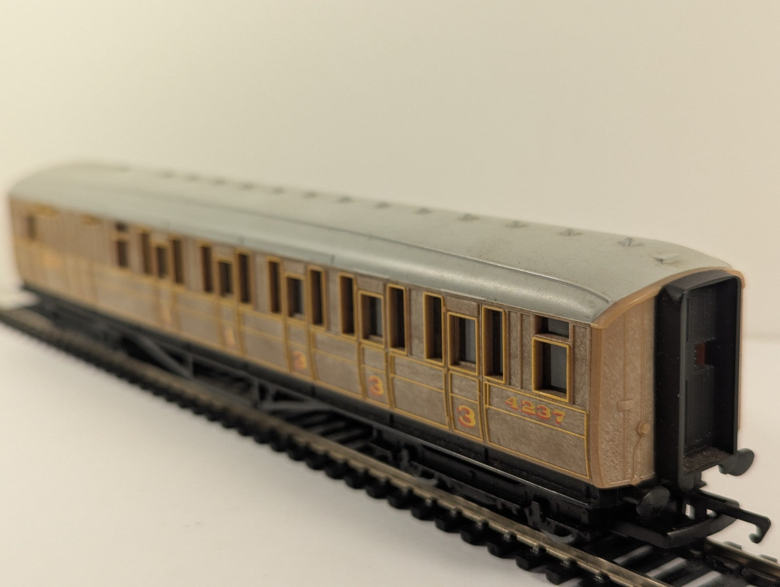 Hornby RailRoad OO Gauge LNER Teak Brake Coach