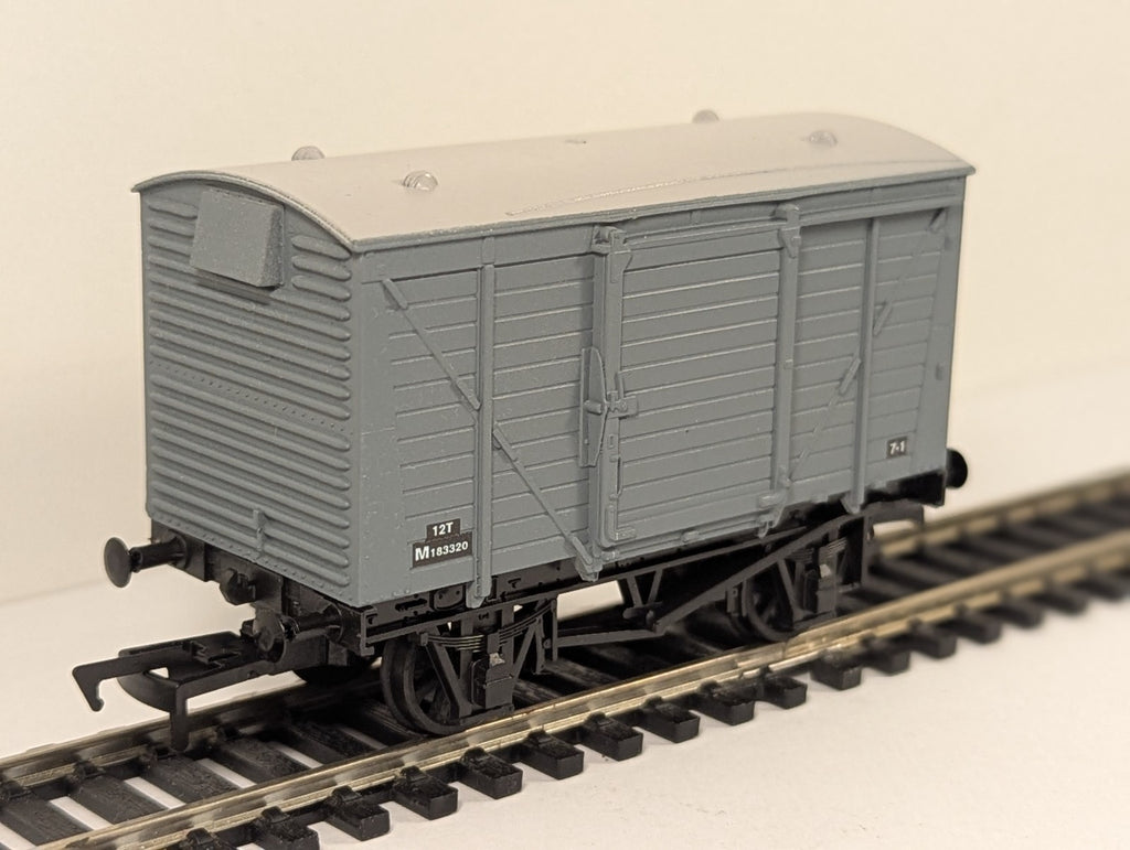 Dapol 4F-011-046 OO Gauge Ventilated Van BR Grey M183320