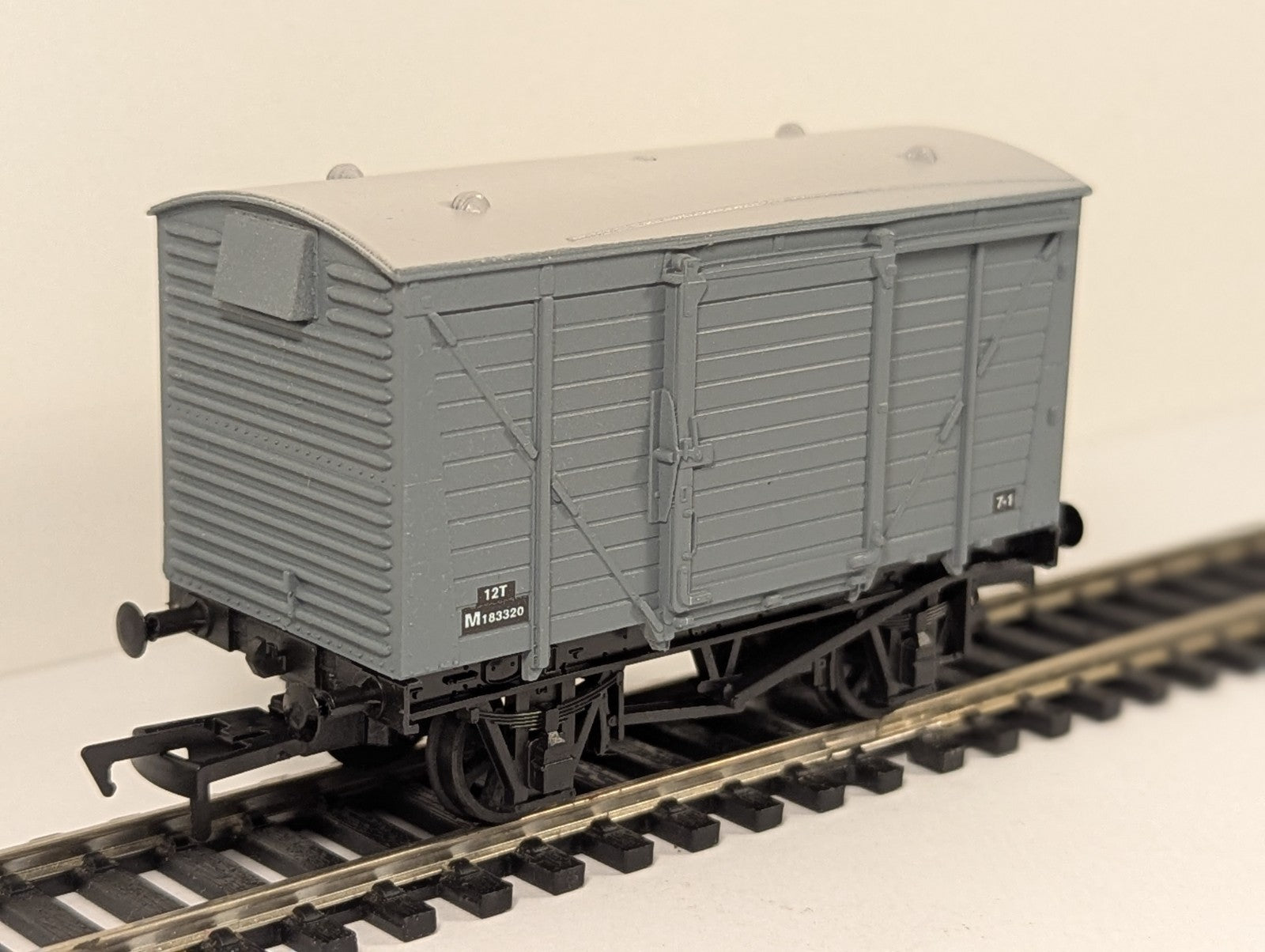Dapol 4F-011-046 OO Gauge Ventilated Van BR Grey M183320