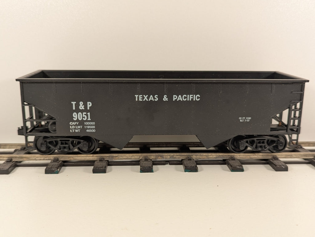 AHM Texas & Pacific (T&P) 2-Bay Hopper Car – No. 9051 – O Gauge