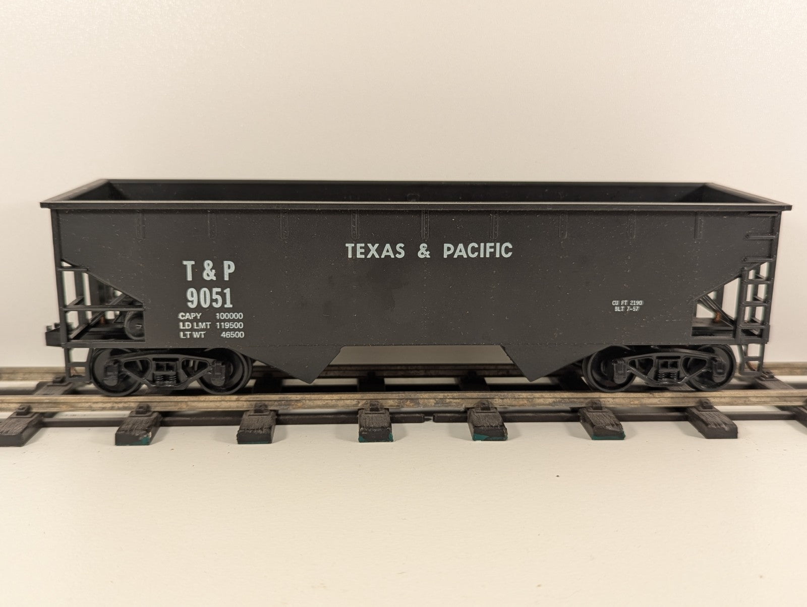 AHM Texas & Pacific (T&P) 2-Bay Hopper Car – No. 9051 – O Gauge