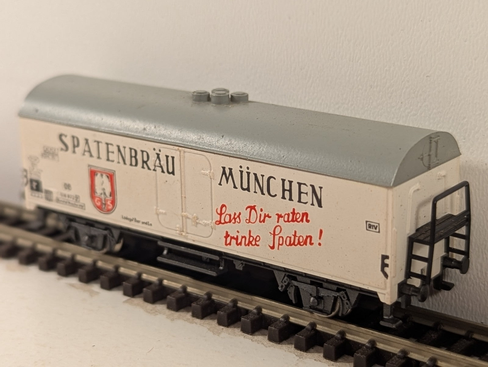 Rivarossi N Gauge Refrigerated Beer Wagon - Missing Coupler