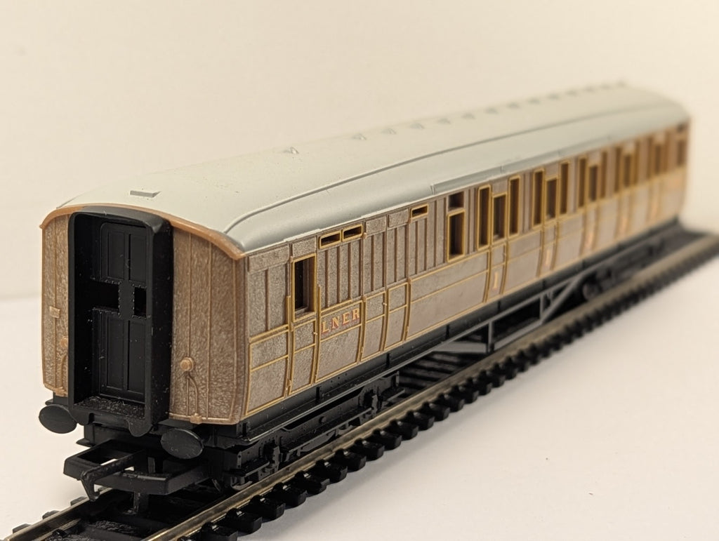 Hornby OO Gauge R4116 LNER Teak Non-Corridor Brake Composite Coach 4237