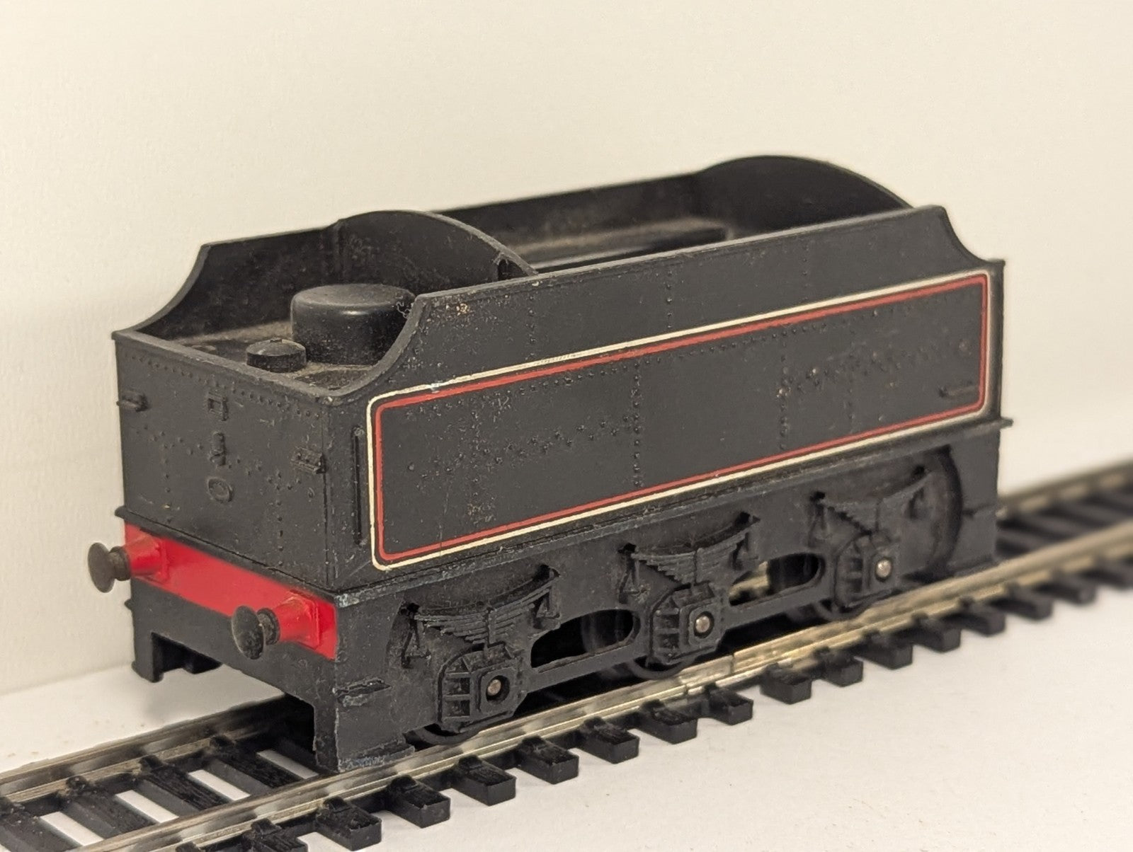 Tri-ang R33 OO Gauge BR Black Class 3F Tender – Missing Crest & Coupling