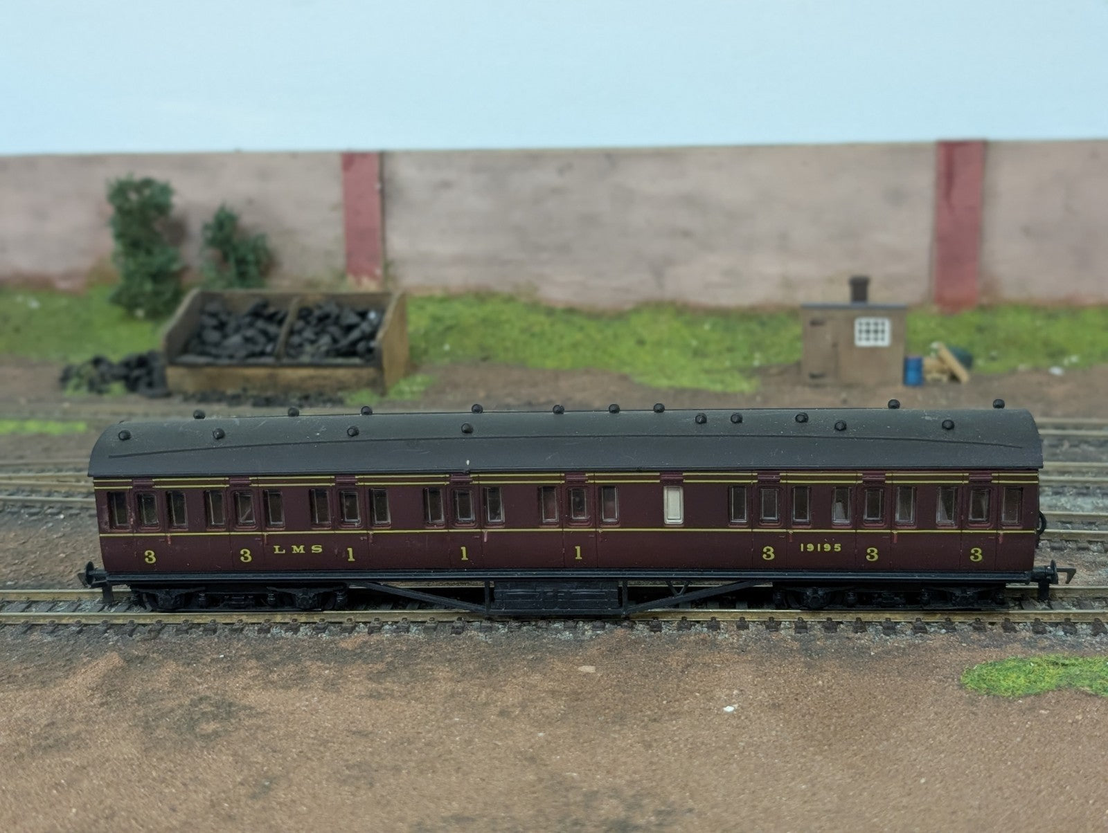 Airfix 57ft LAV Composite Non-Corridor Coach 19195