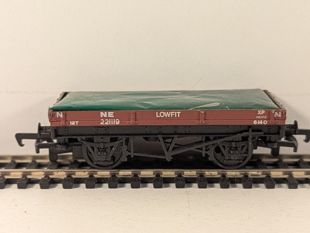 Mainline OO Gauge 12 Ton Lowfit Wagon with Tarpaulin Load Goods Wagon