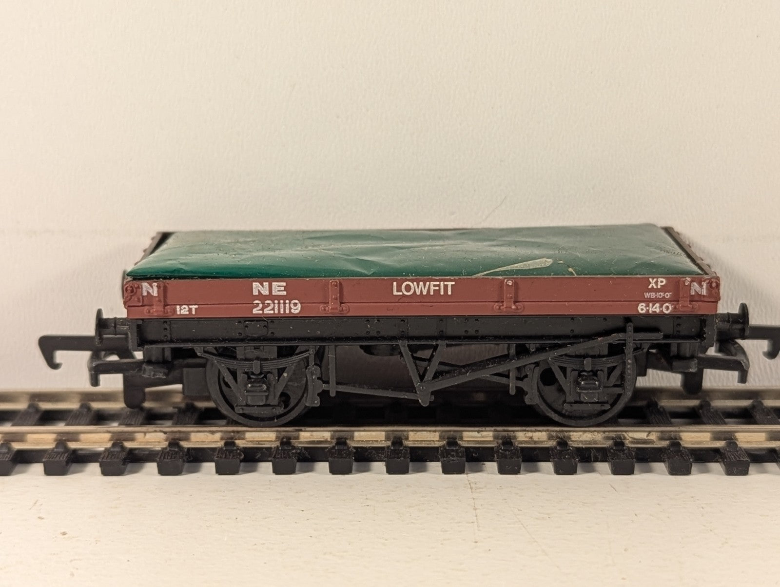 Mainline OO Gauge 12 Ton Lowfit Wagon with Tarpaulin Load Goods Wagon