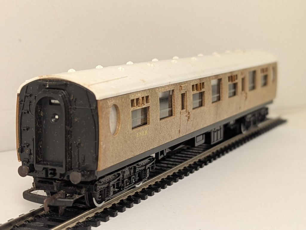 Hornby OO Gauge R435 LNER Teak Composite Coach 1010