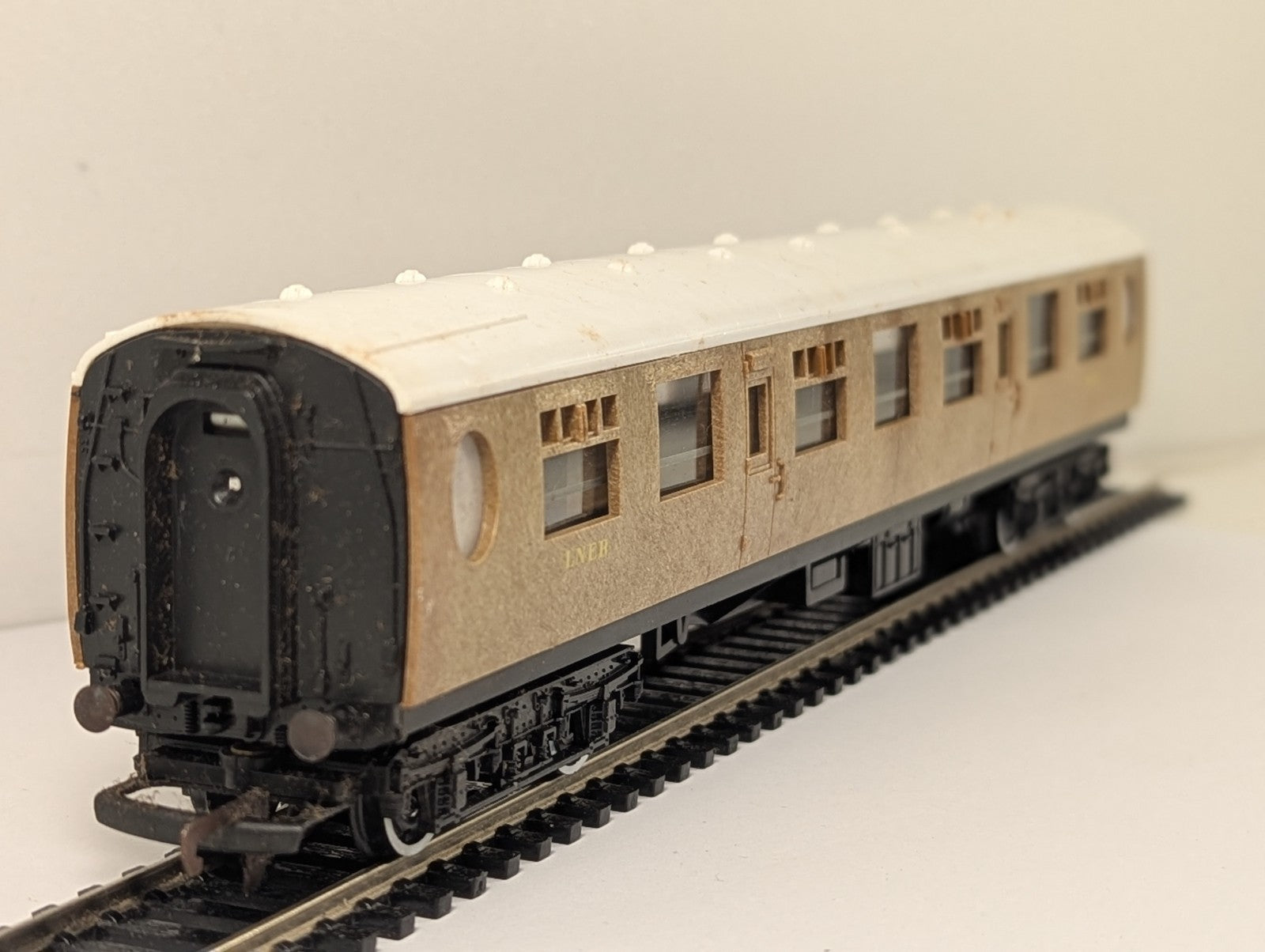 Hornby OO Gauge R435 LNER Teak Composite Coach 1010