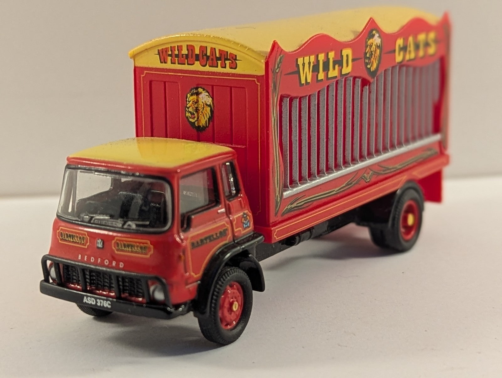 Hornby SkaleAutos Bartellos Big Top Circus Wild Cats Bedford TK Truck