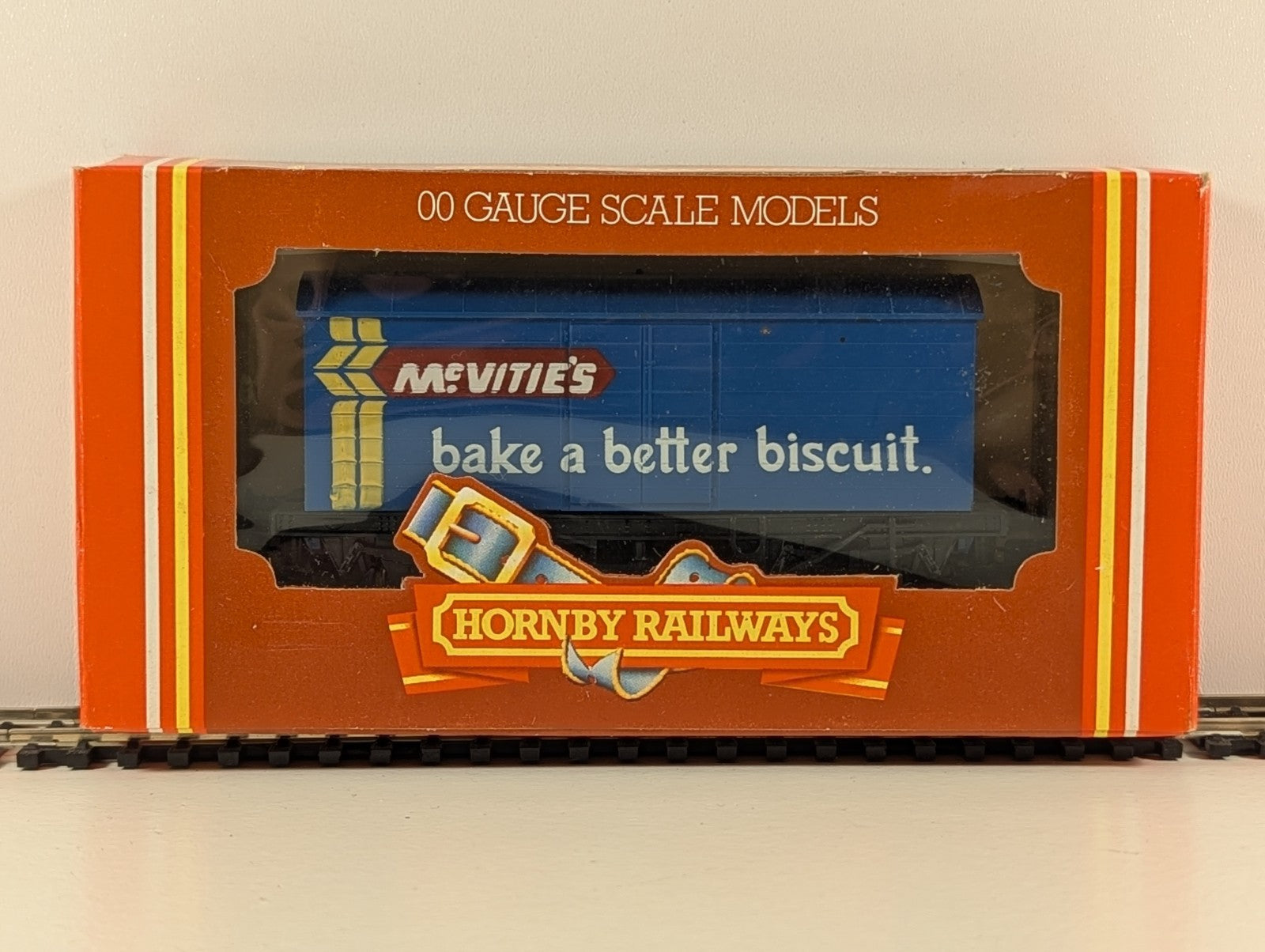 Hornby R727 OO Gauge McVitie's Biscuits Closed Van