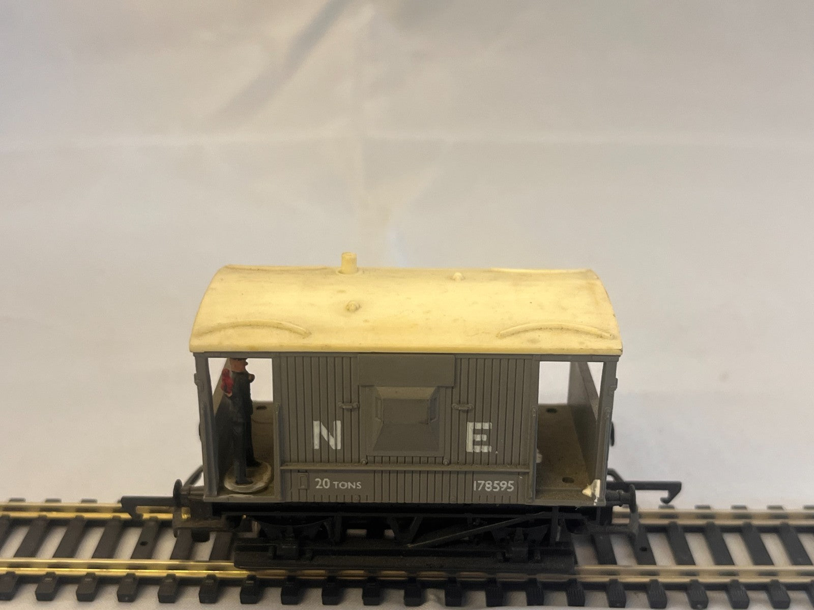 Hornby R215 OO Gauge N.E. Short Brake Van with Figure Boxed