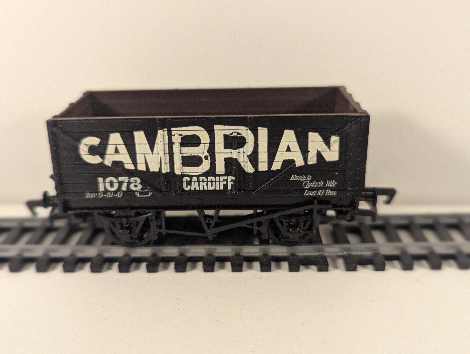 Mainline OO Cambrian Cardiff 7 Plank Wagon 1078