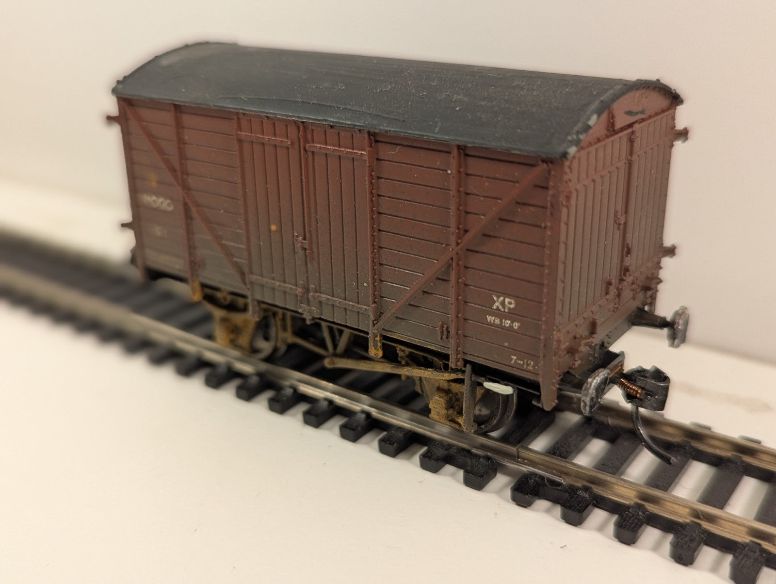 Bachmann 37-780 OO Gauge GWR 12T ‘Mogo’ Motor Car Van – BR Bauxite Weathered