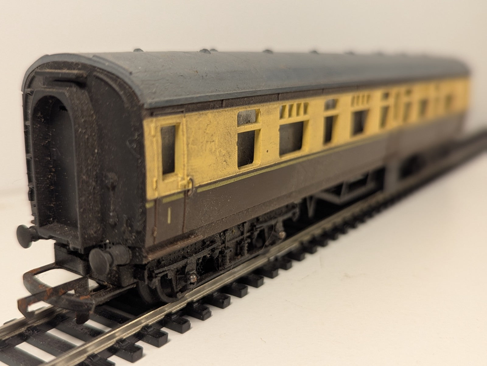 Tri-ang OO Gauge R330 Mk1 Composite Coach W15771 Chocolate & Cream