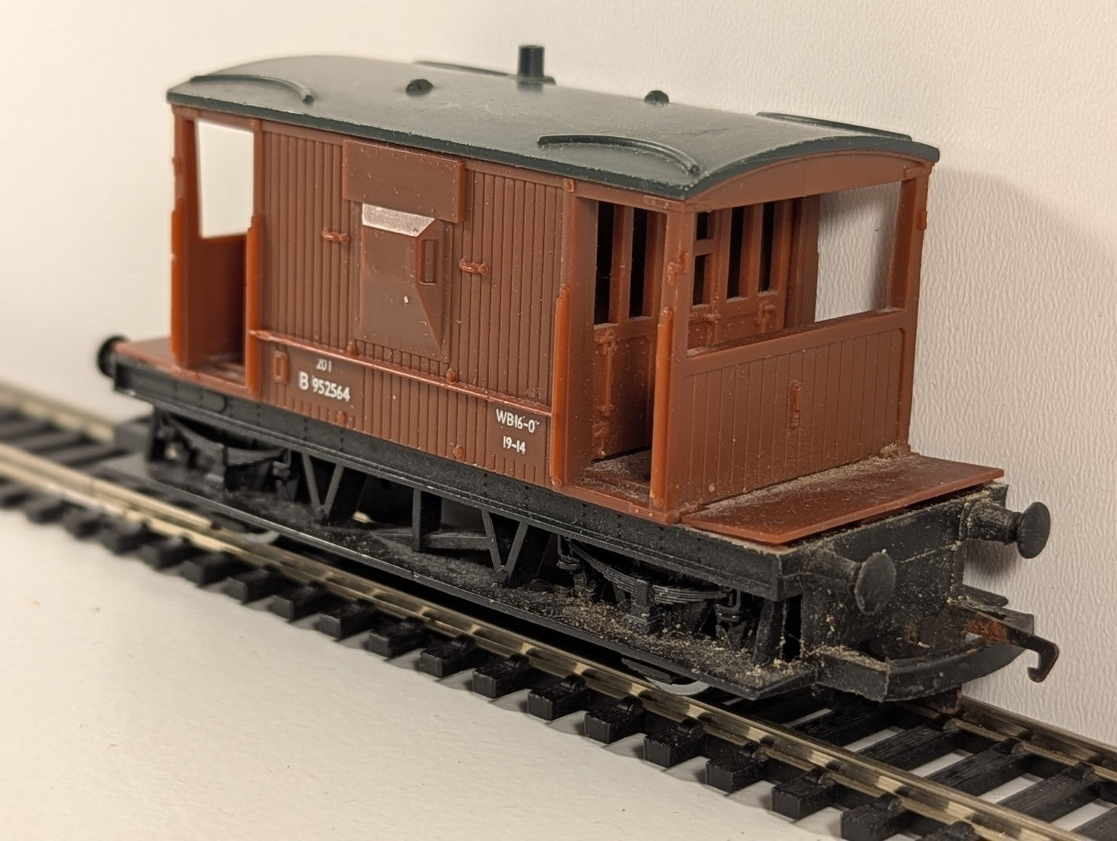 Hornby R1030 used BR Standard 20Ton Brake Van B808733 Brown Unboxed 00 Gauge