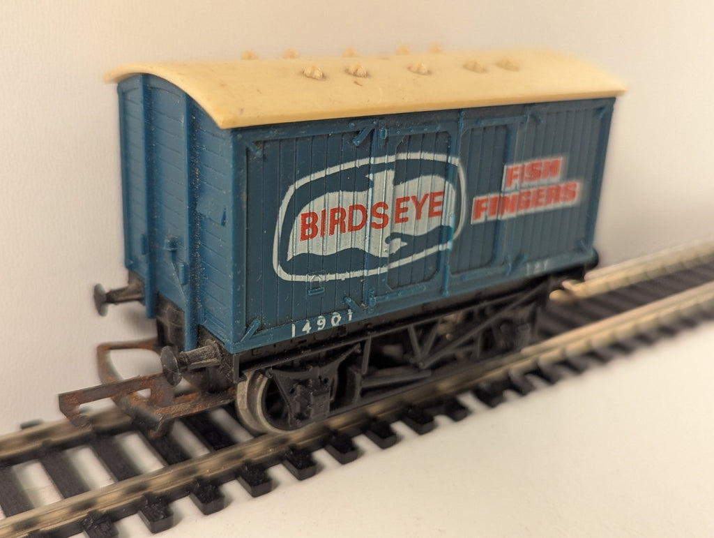 Hornby R105 OO Gauge Birds Eye Fish Fingers Closed Van