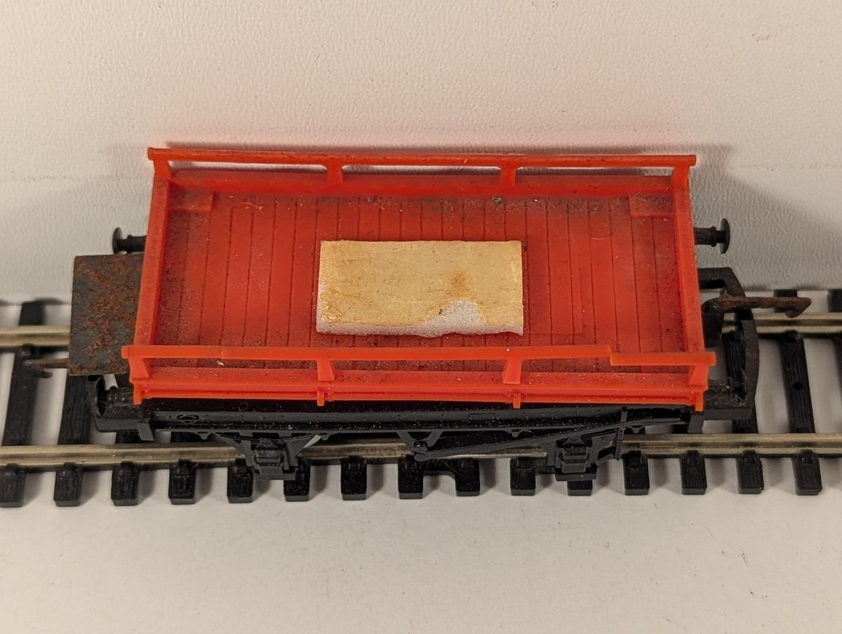 Hornby OO Gauge Low Sided Wagon Goods Wagon Red and Black