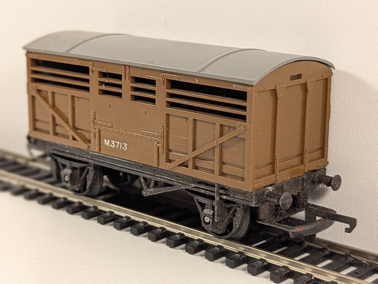Tri-ang Hornby R122 BR 12-Ton Cattle Wagon – OO Gauge