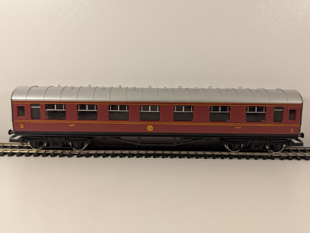 Hornby R433 LMS Stanier Composite Coach 3934