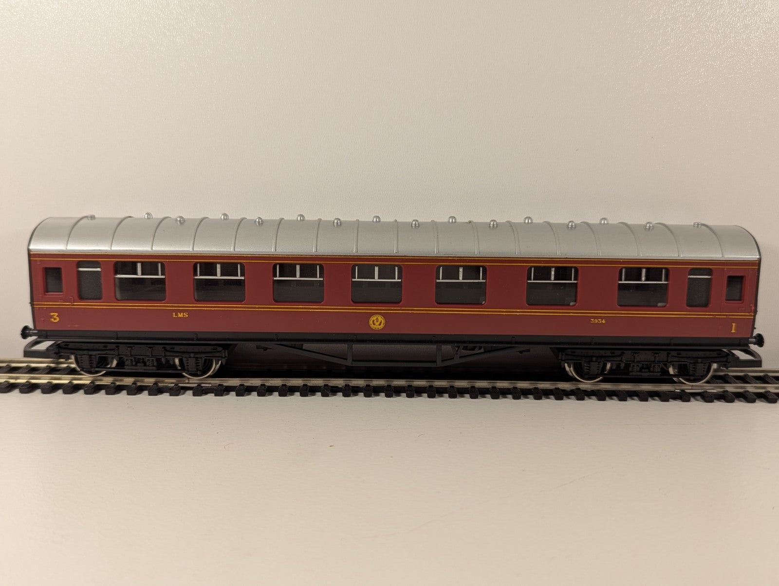 Hornby R433 LMS Stanier Composite Coach 3934