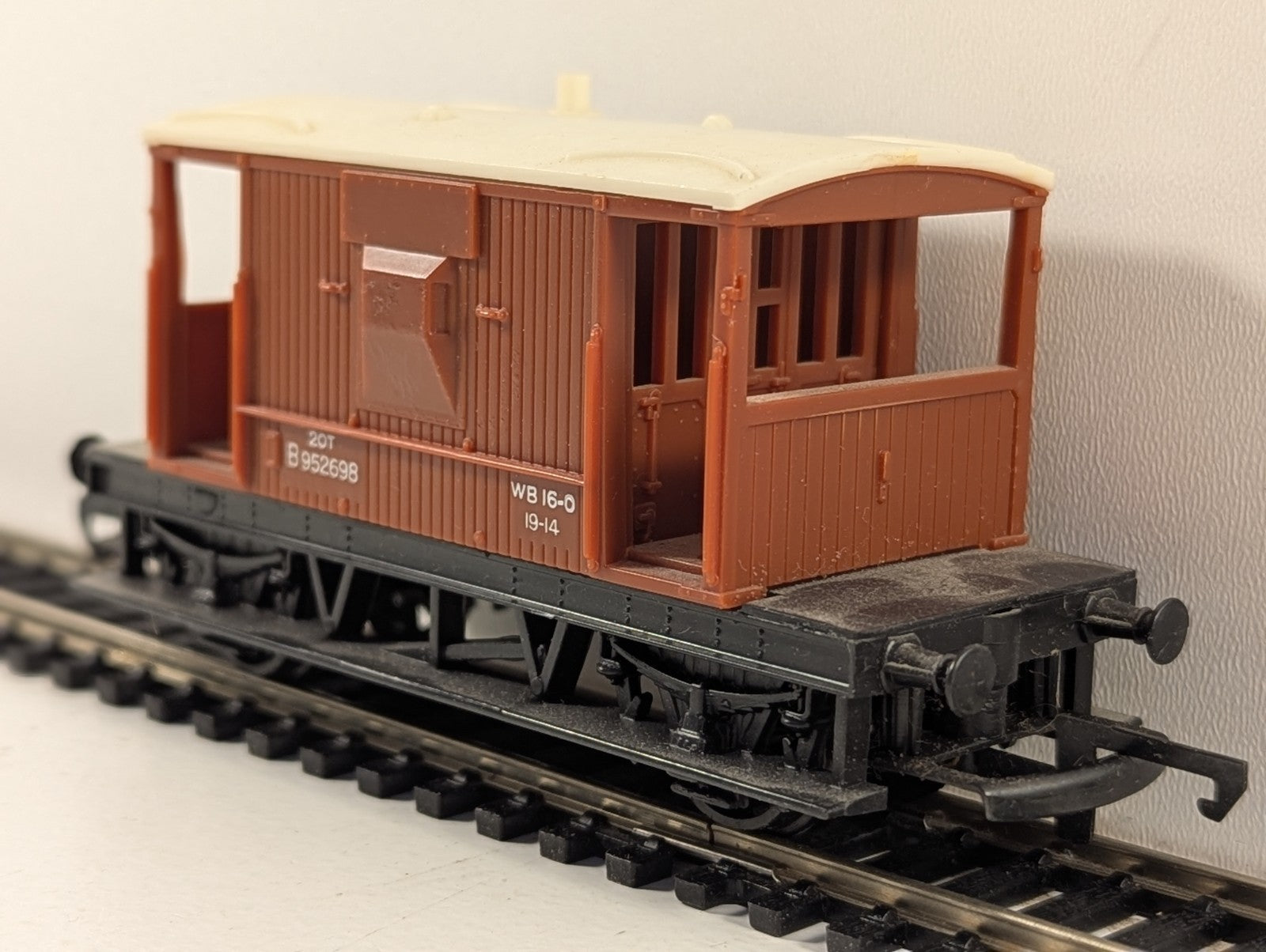 Hornby Railways R218 OO Gauge Brown BR Brake Van Boxed