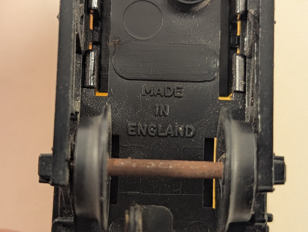 Tri-ang OO Gauge Plain Yellow Tank Wagon