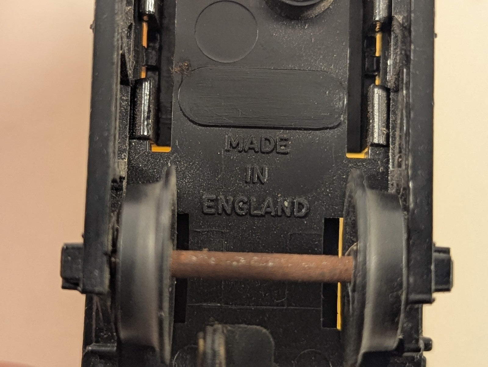 Tri-ang OO Gauge Plain Yellow Tank Wagon