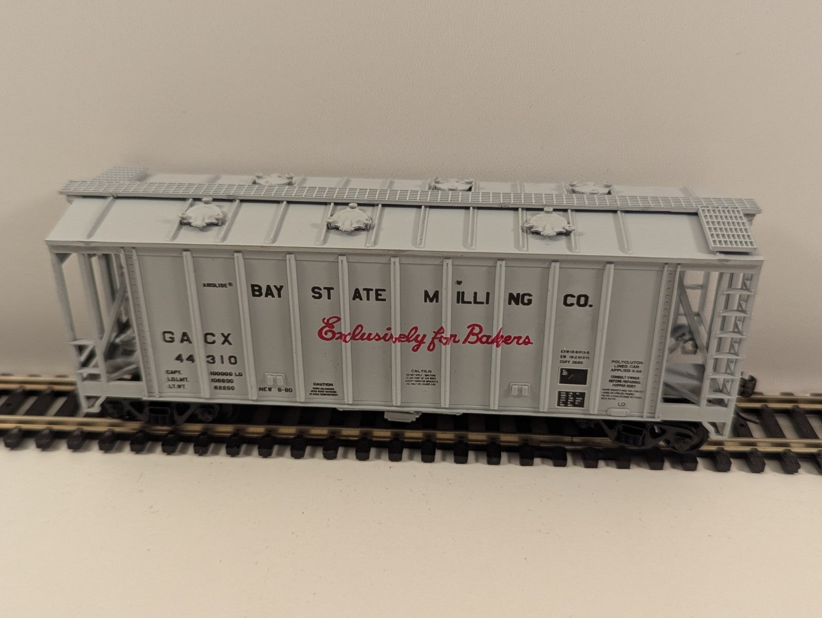 Walthers 932-4618 Bay State Milling Inc. 39' Single-Bay Airslide Hopper HO Gauge
