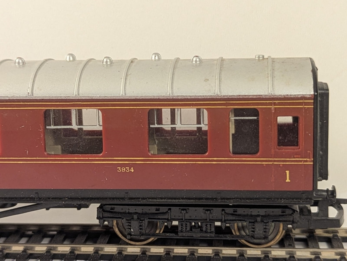 Hornby OO Gauge LMS Stanier Composite Coach 3934 Crimson Lake