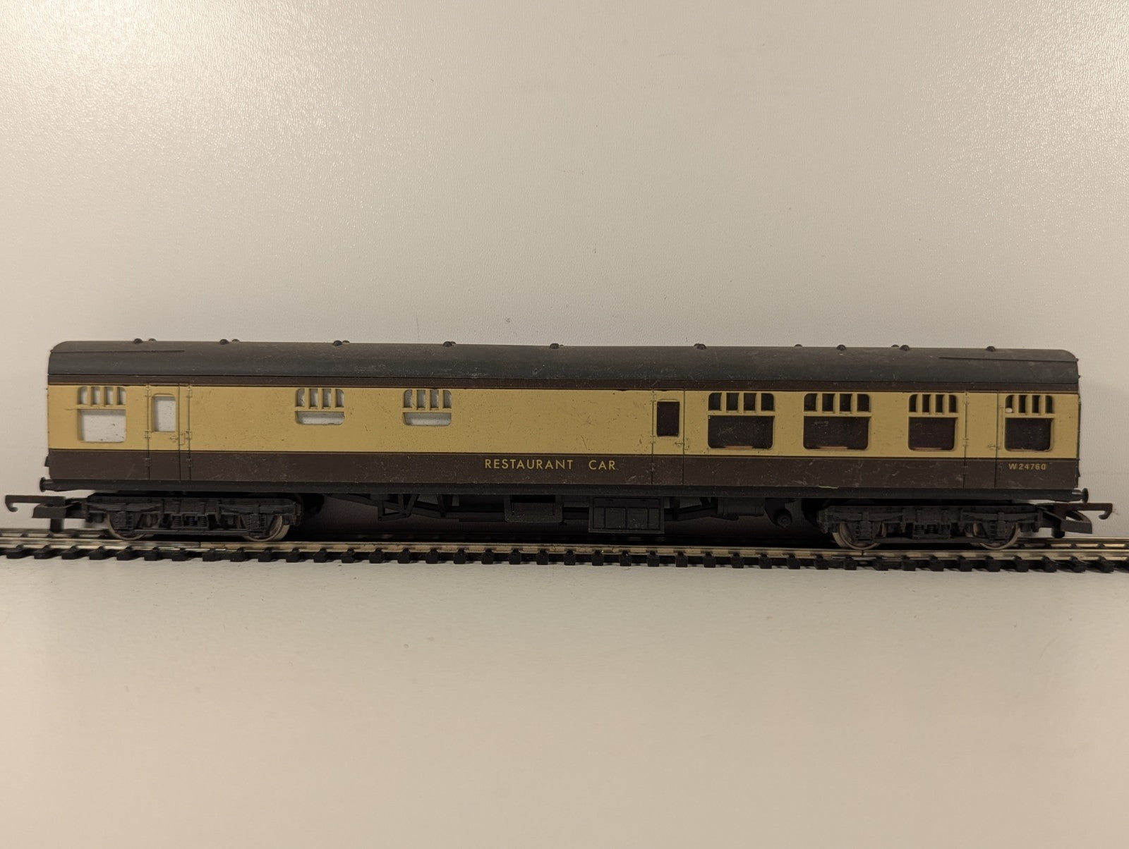 Lima OO Gauge Restaurant Car Passenger Coach W24760 BR Chocolate and Cream