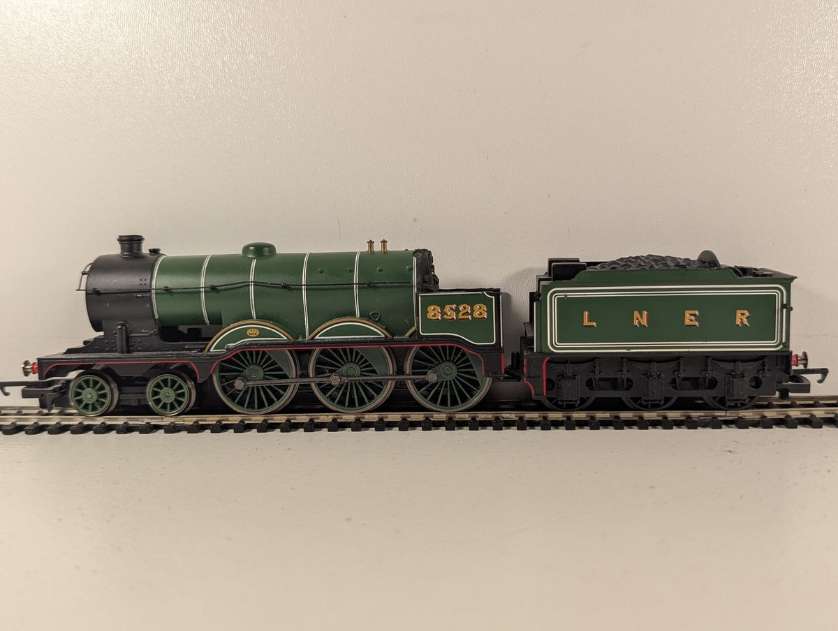 Hornby OO Gauge Class B12 Steam Locomotive 8528 LNER Green R2527