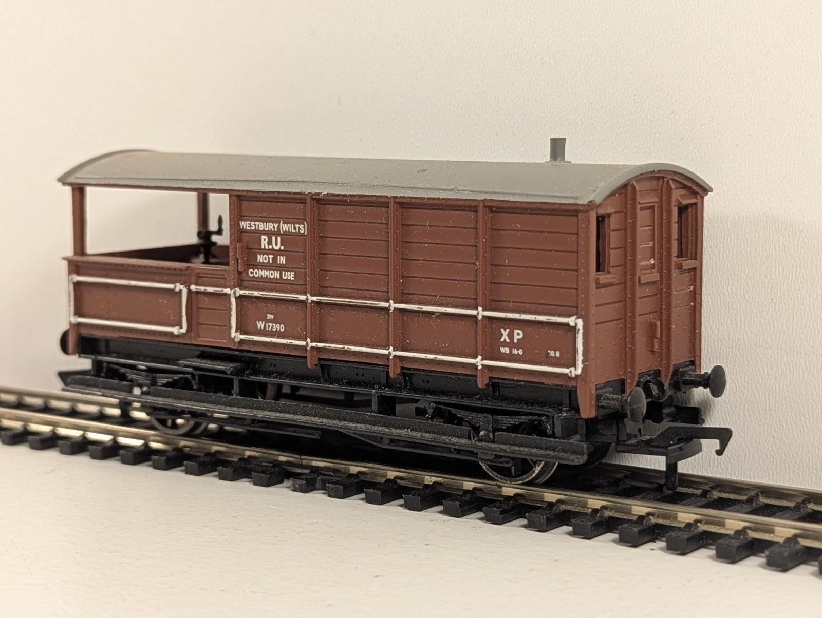 Bachmann OO Gauge GWR 20 Ton Toad Brake Van BR Bauxite
