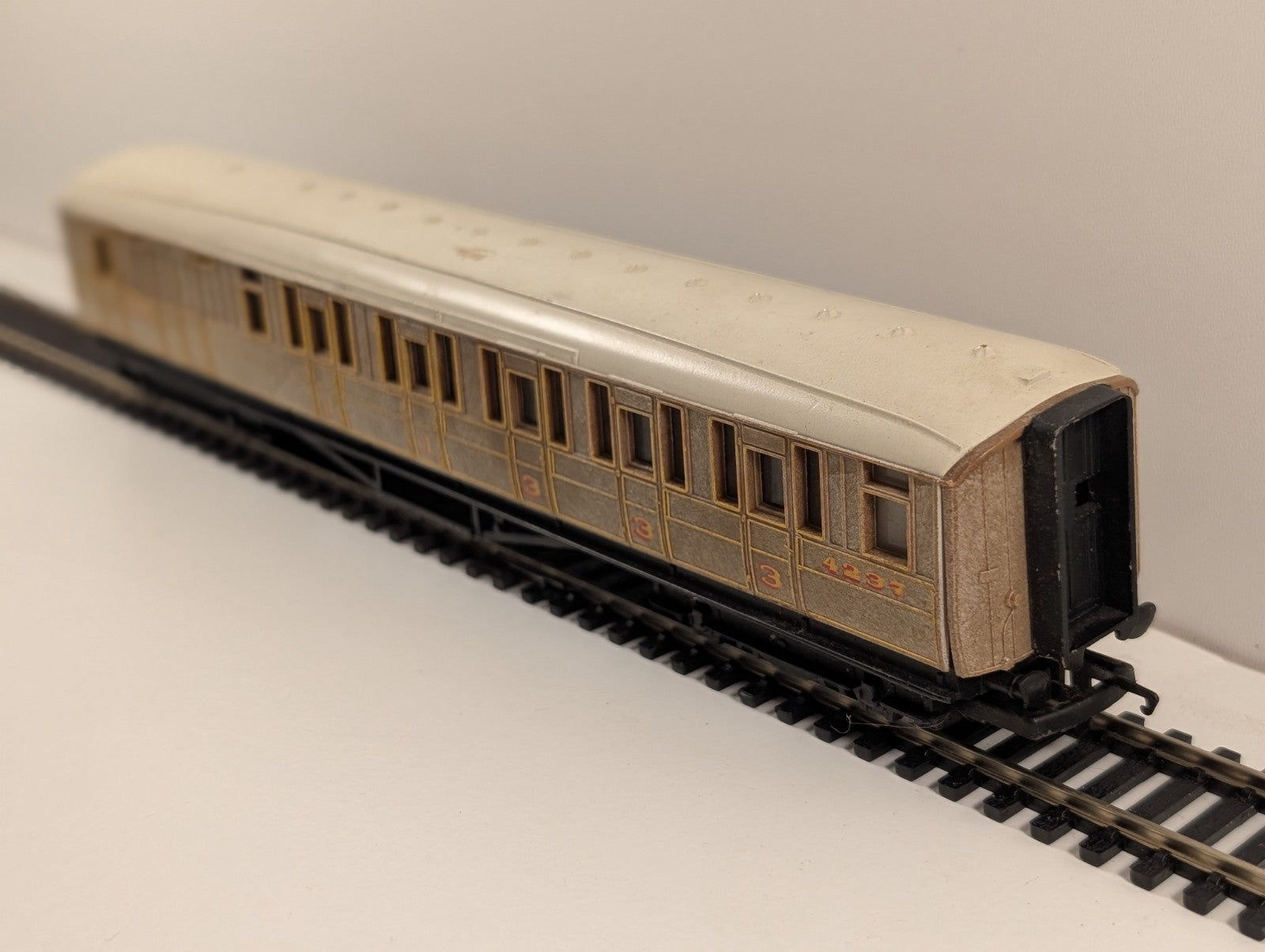 Hornby R4063 OO Gauge LNER Gresley Brake Coach No. 5547