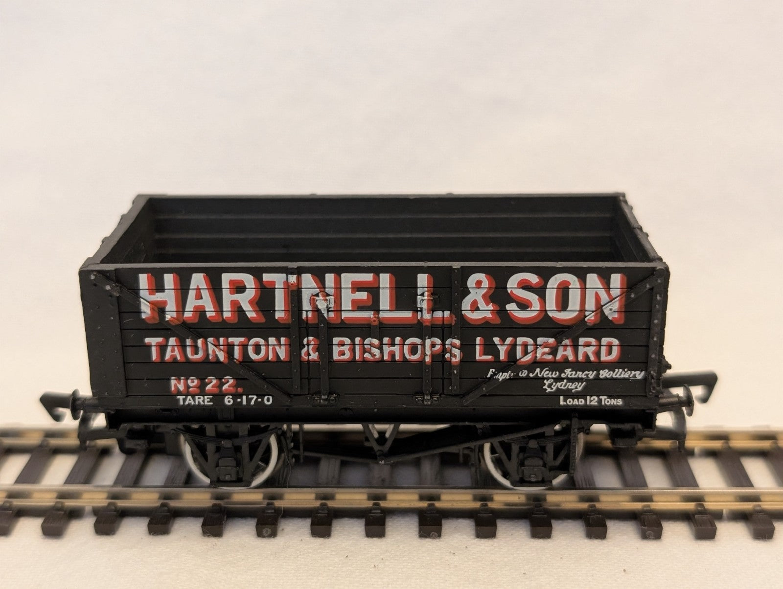 Bachmann OO Gauge 8 Plank Wagon Hartnell & Son Goods Wagon 22 37-11