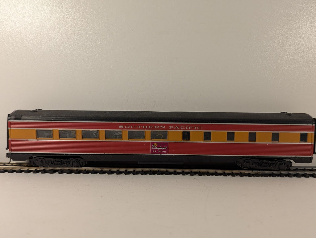 Athearn HO Gauge Streamlined RPO Passenger Coach 3708 Southern Pacific Daylight