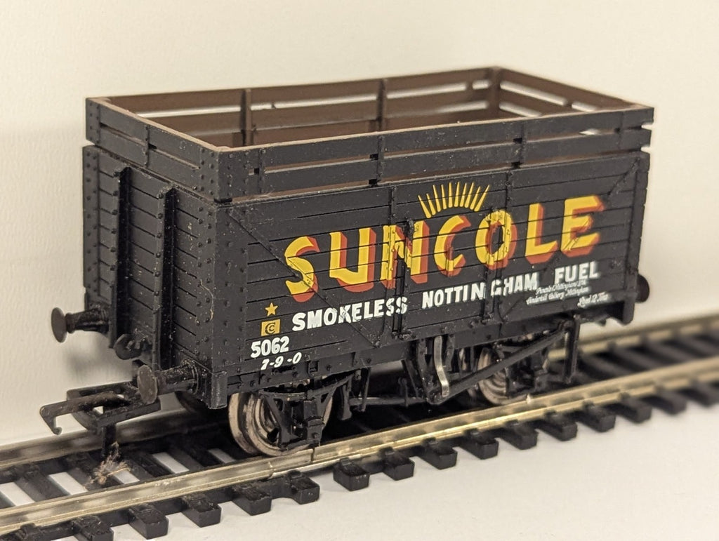 Bachmann Branchline OO Gauge Suncole 7 Plank Wagon with Coke Rails