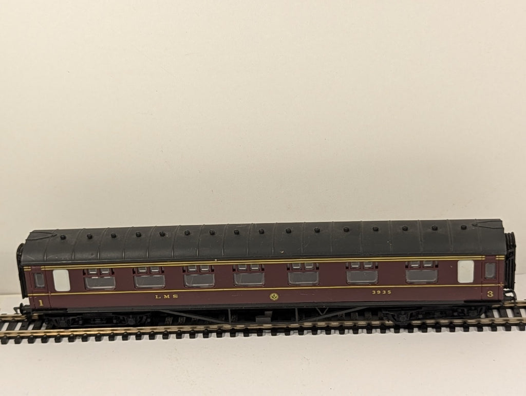Airfix 54202 OO Gauge LMS 60ft Corridor 1st and 3rd Composite Coach