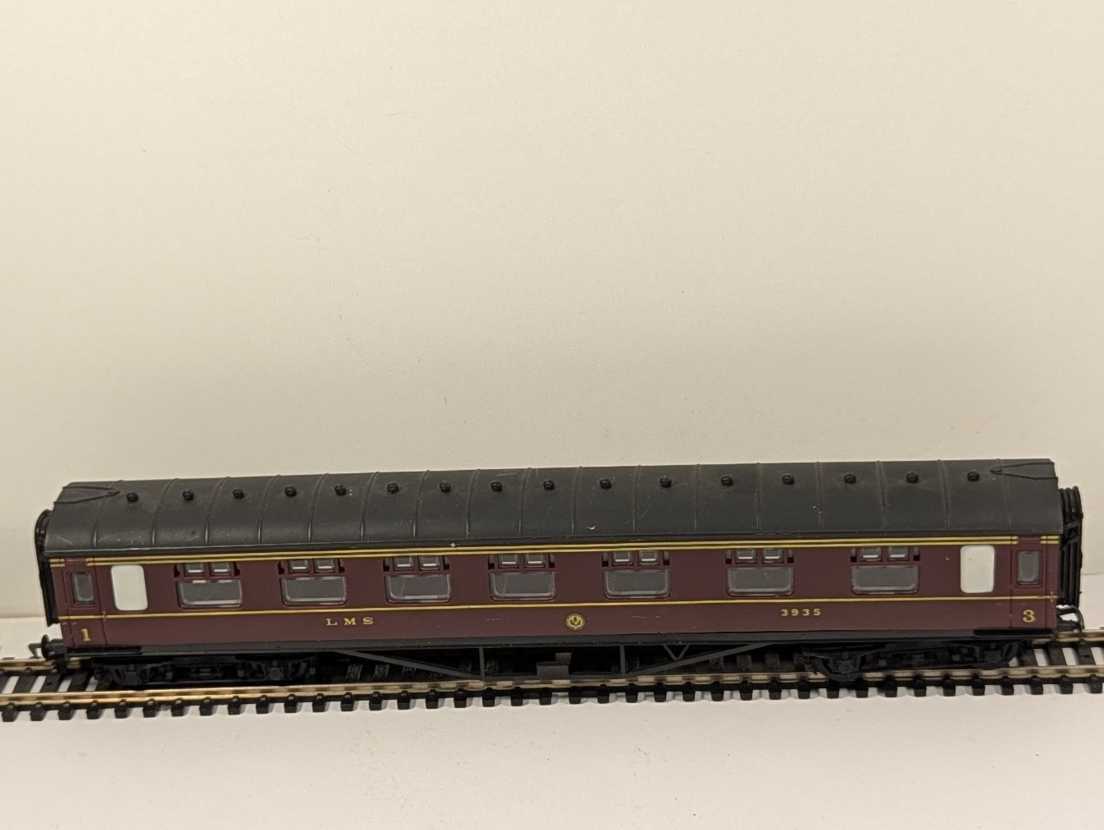 Airfix 54202 OO Gauge LMS 60ft Corridor 1st and 3rd Composite Coach