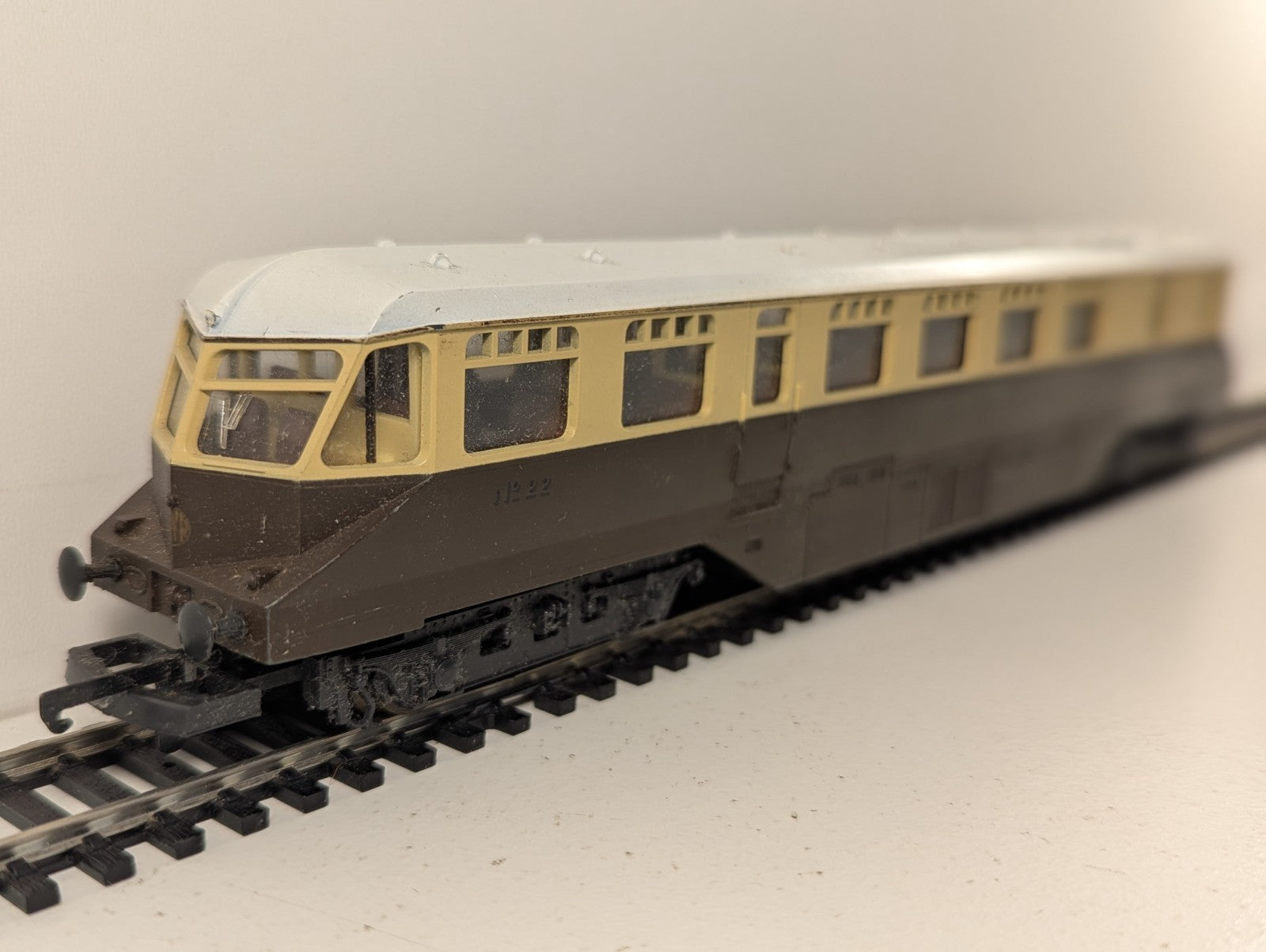 Lima L211 GWR Diesel Railcar Chocolate & Cream
