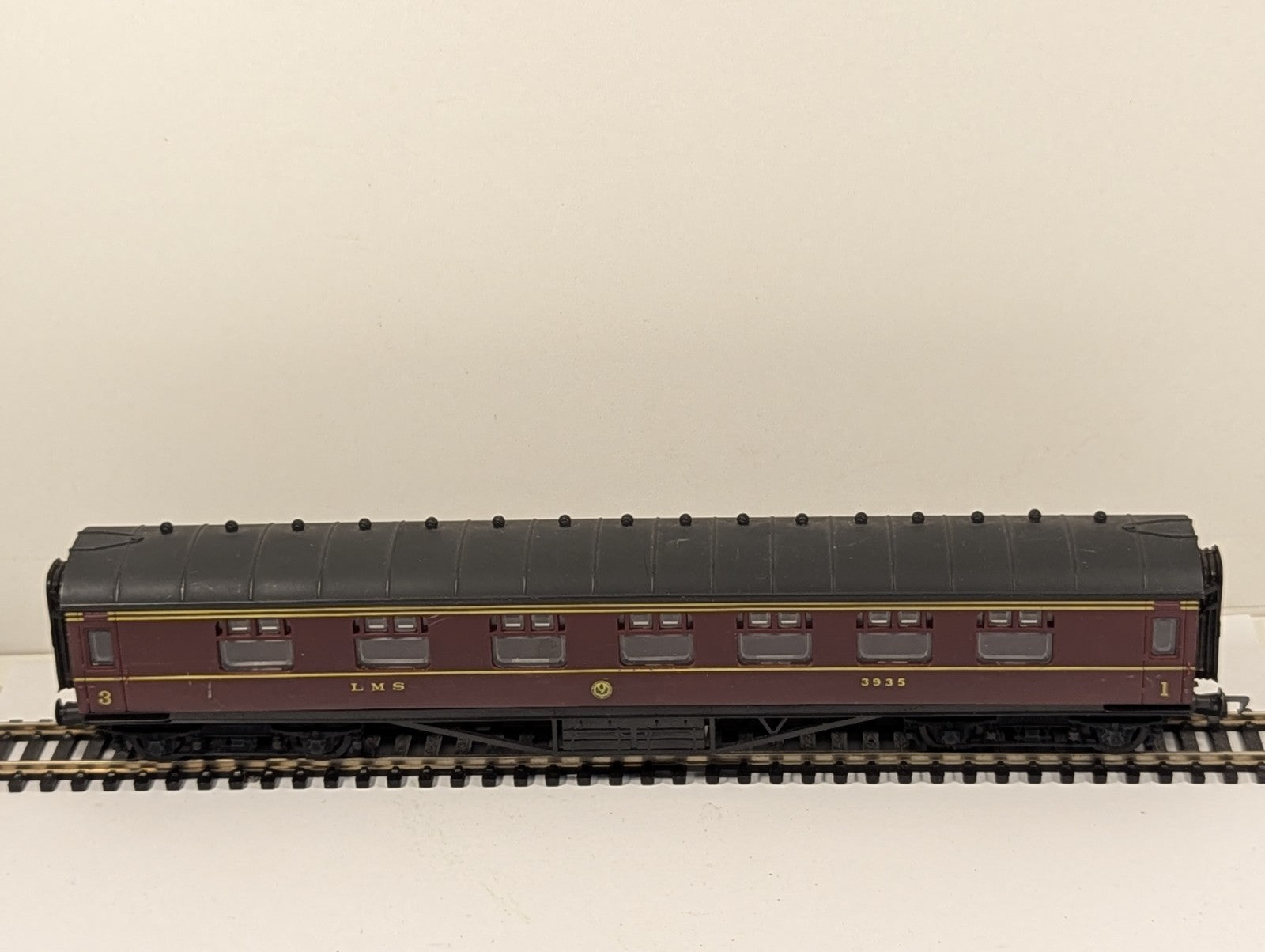 Airfix 54202 OO Gauge LMS 60ft Corridor 1st and 3rd Composite Coach