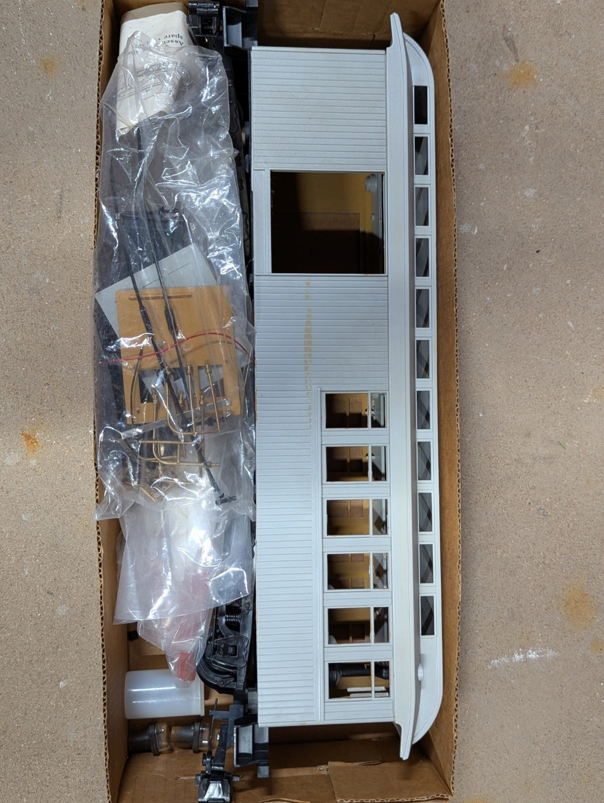 Bachmann Big Haulers 98906 Combine Passenger Car with Interior Lighting