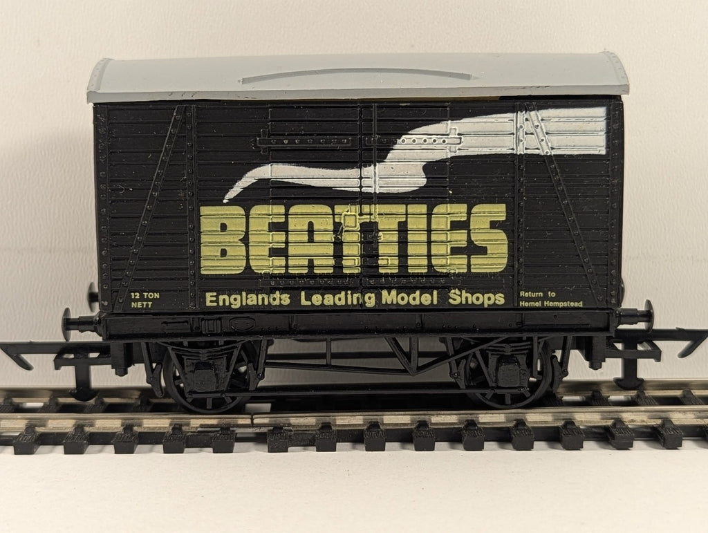 Graham Farish OO Gauge 12 Ton Ventilated Van Goods Wagon Beatties
