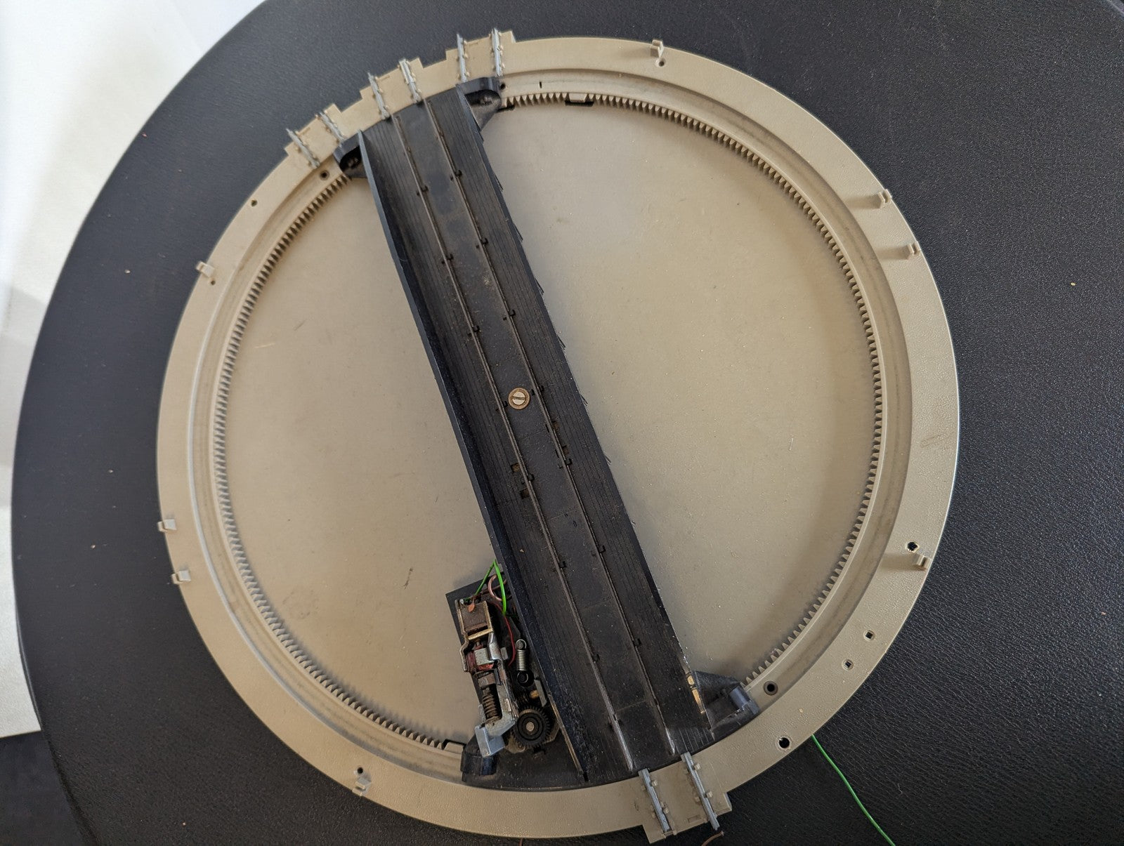 Hornby OO Gauge Operating Turntable R410